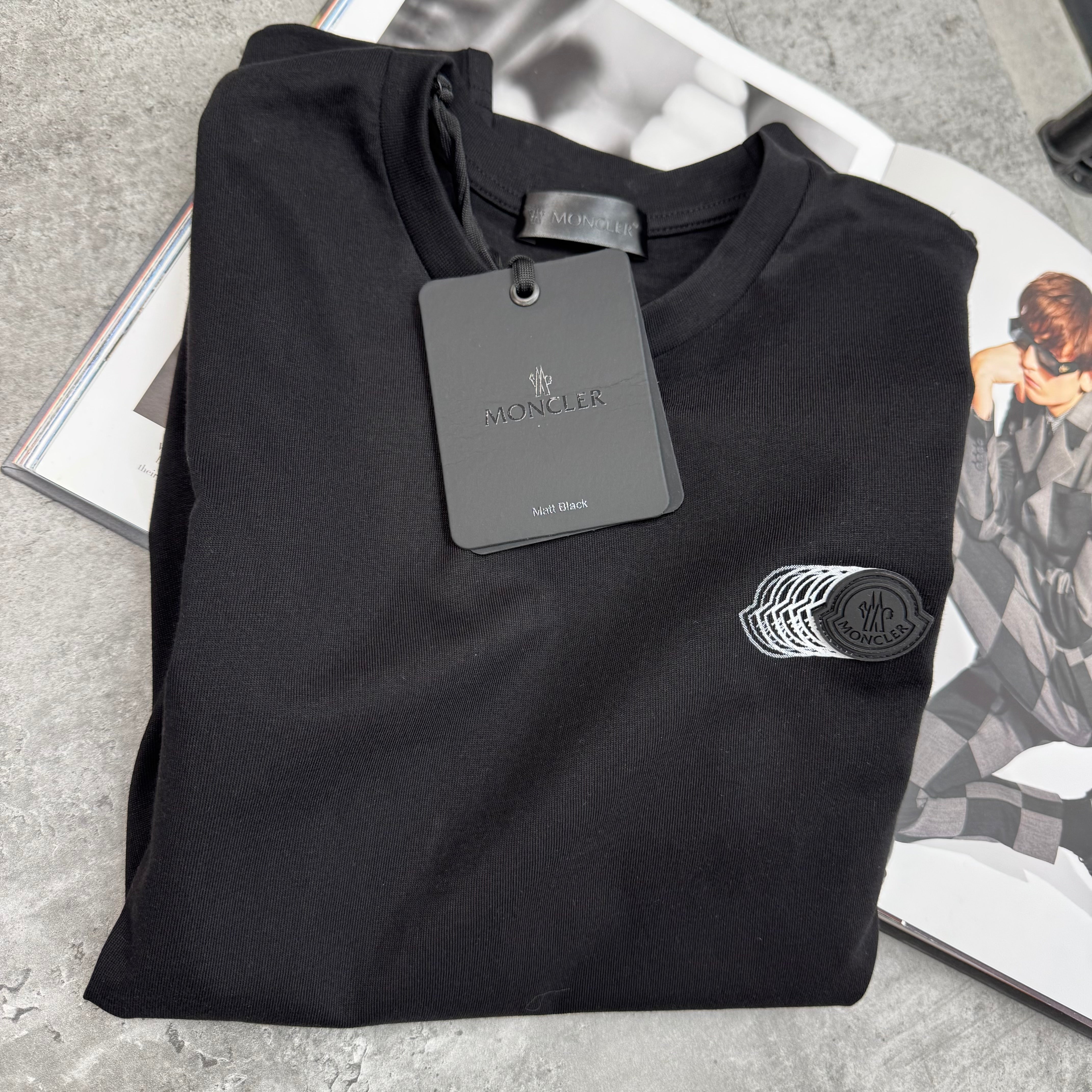 MNCLR - FADED BLACK BADGE T-SHIRT - BLACK