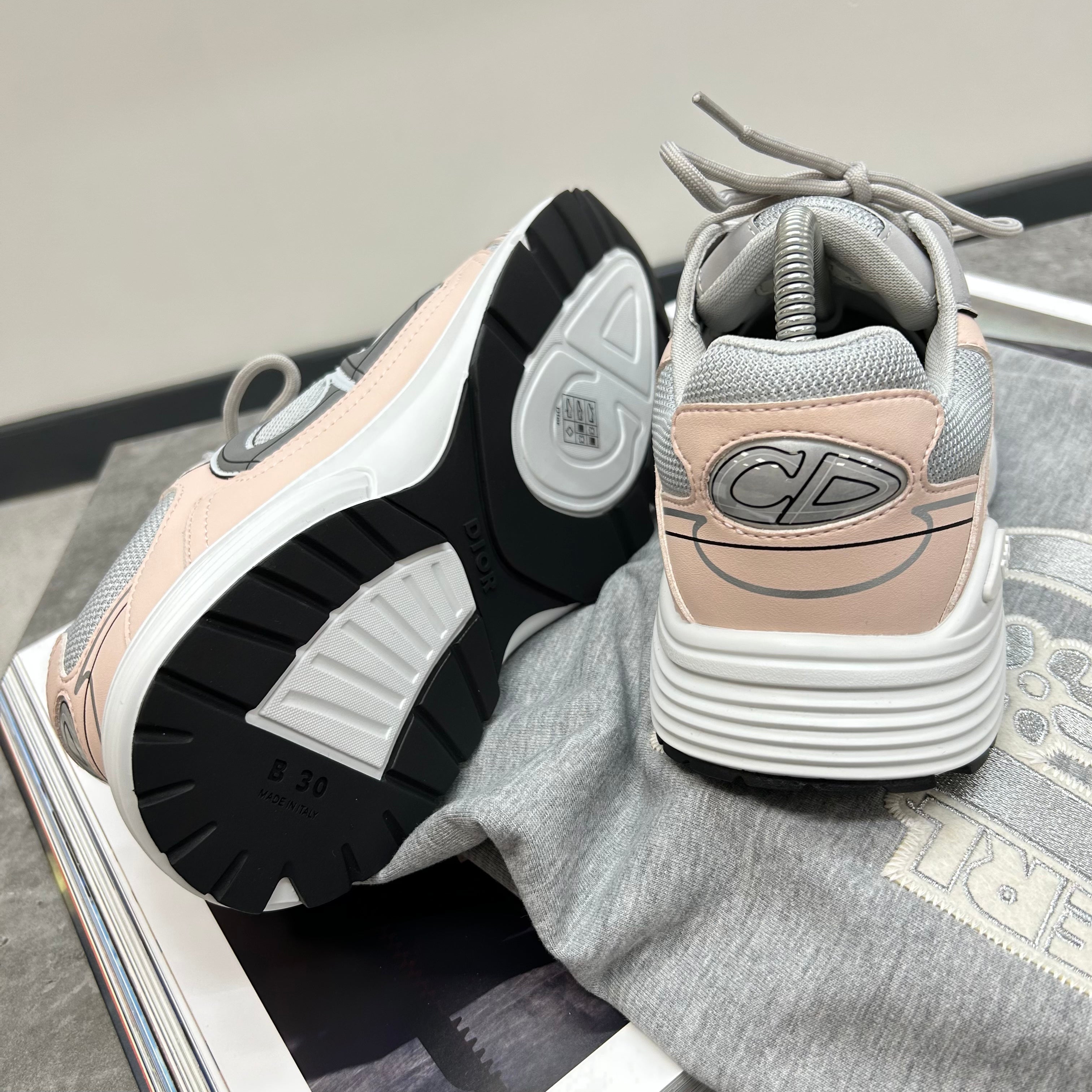 DIOR B30 WHITE/SALMON (PRE - ORDER)