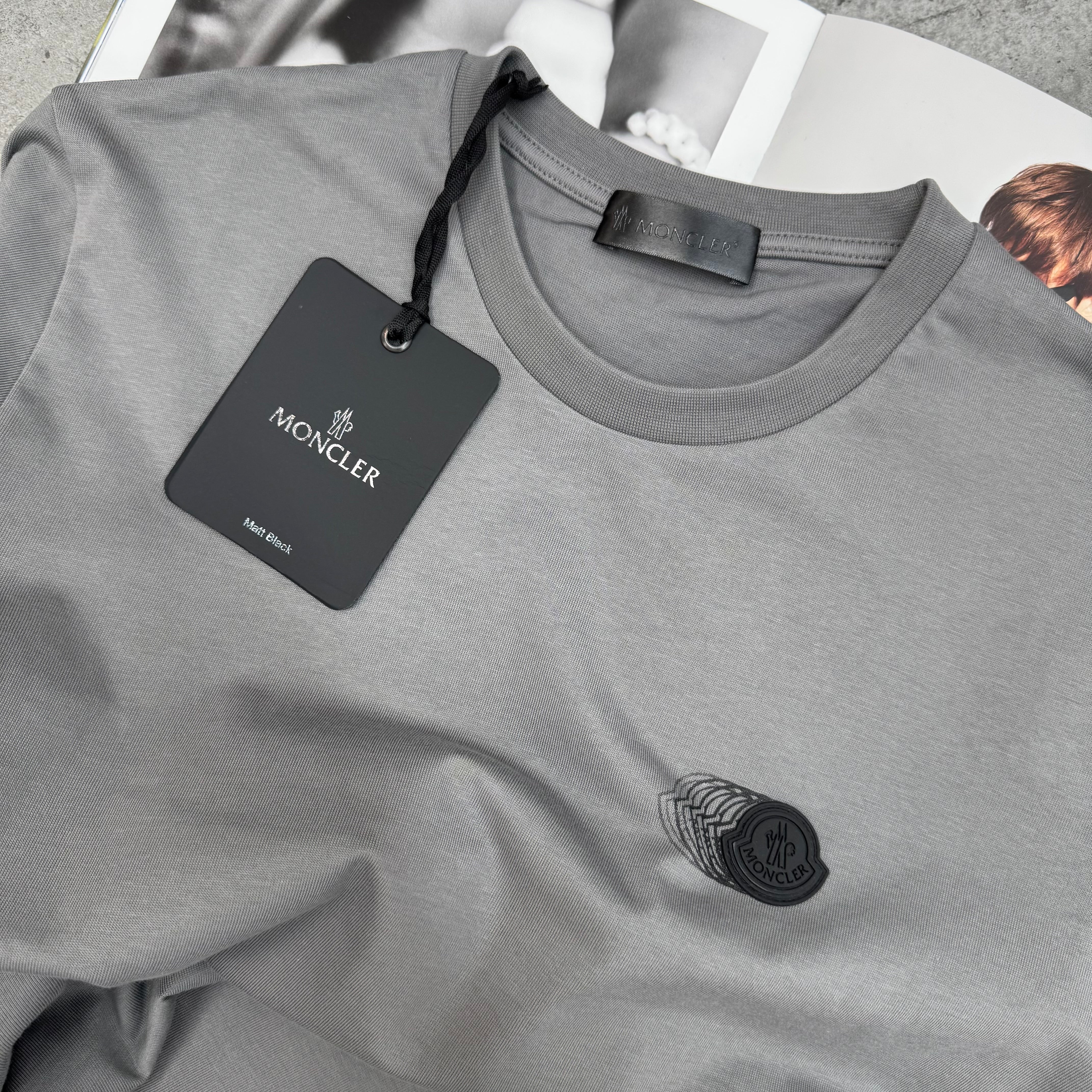 MNCLR - FADED BLACK BADGE T-SHIRT - CHARCOAL