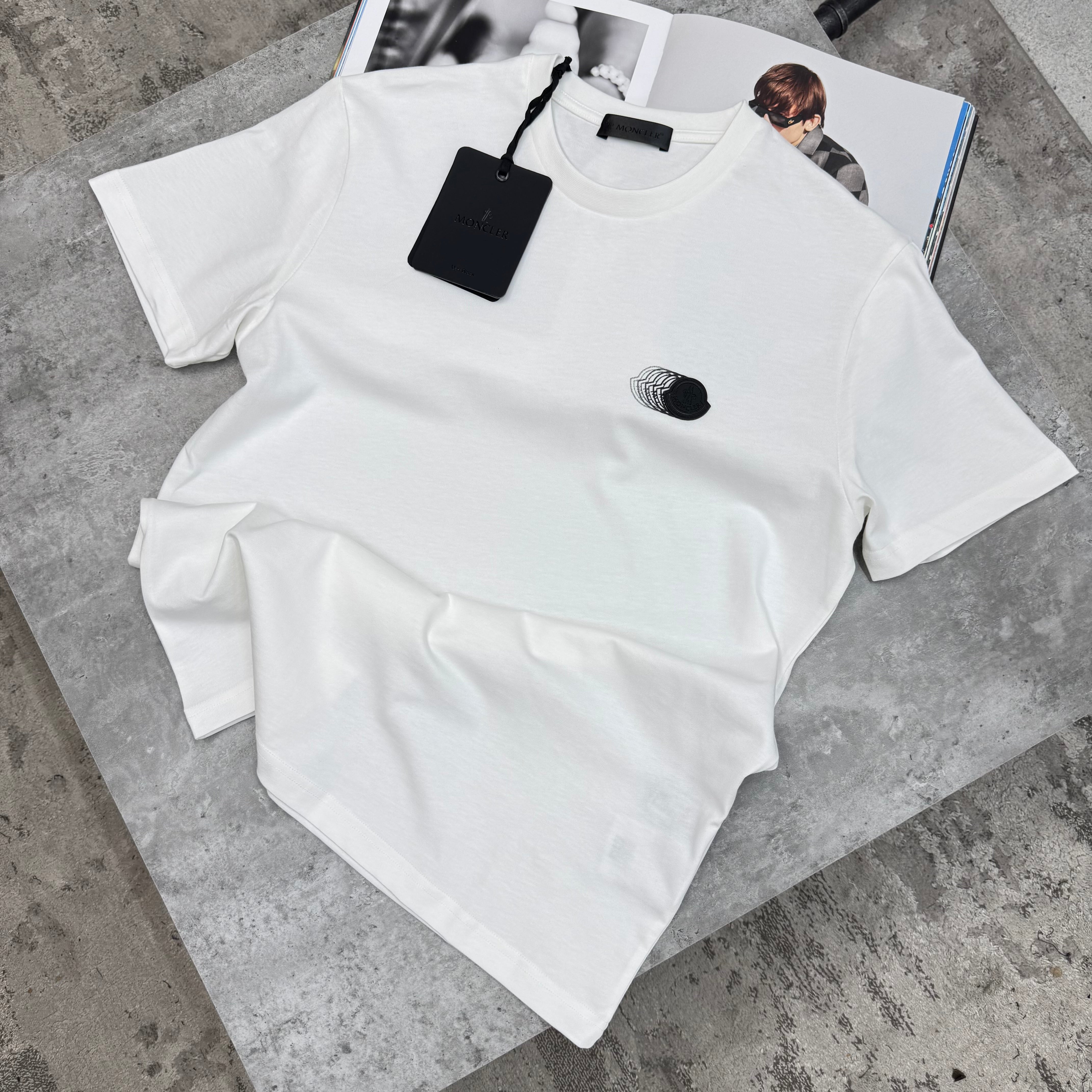 MNCLR - FADED BLACK BADGE T-SHIRT - WHITE