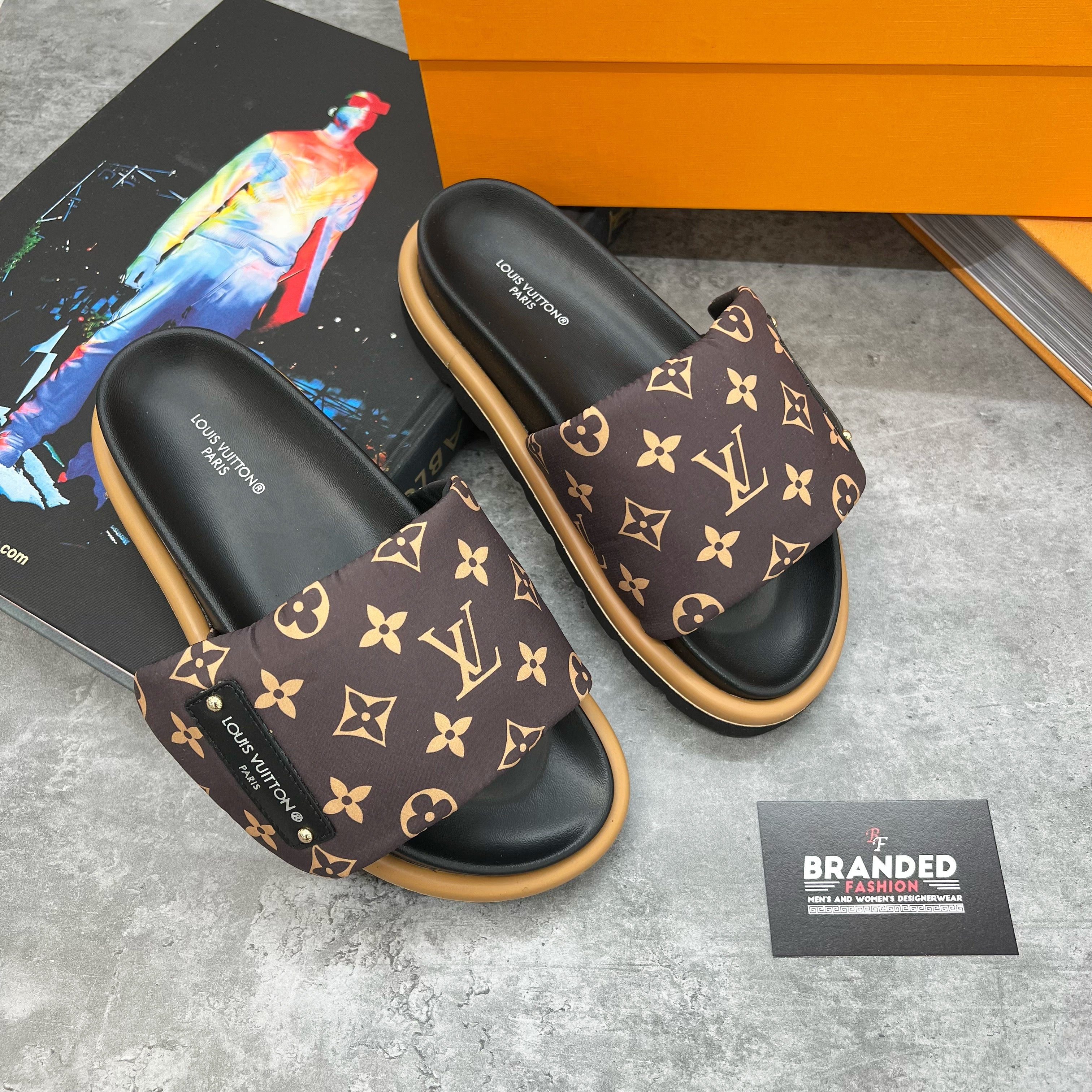 (PRE-ORDER) LVE - PILLOW SLIDES - BROWN