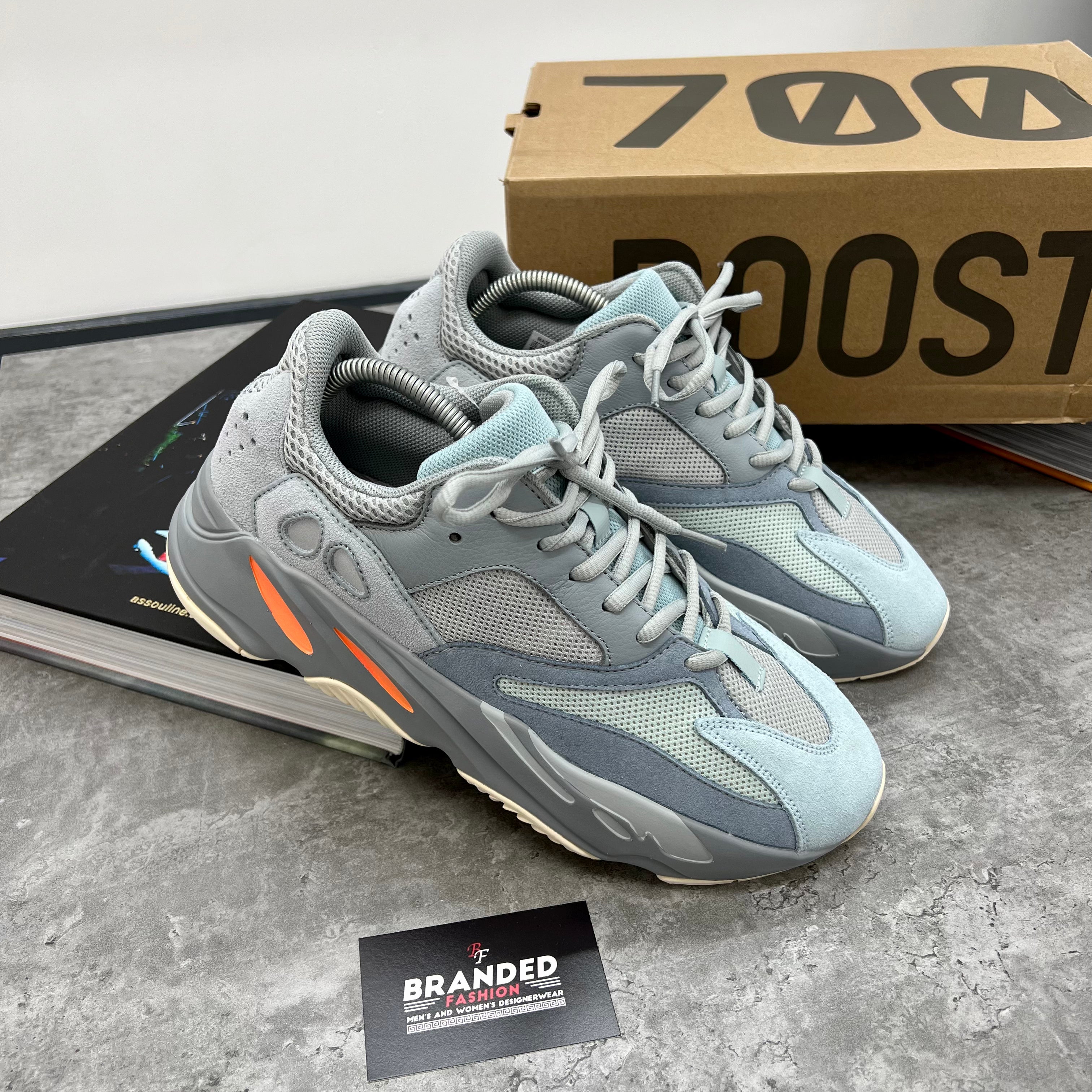 YZY 700 TRAINER - INERTI (PRE-ORDER)