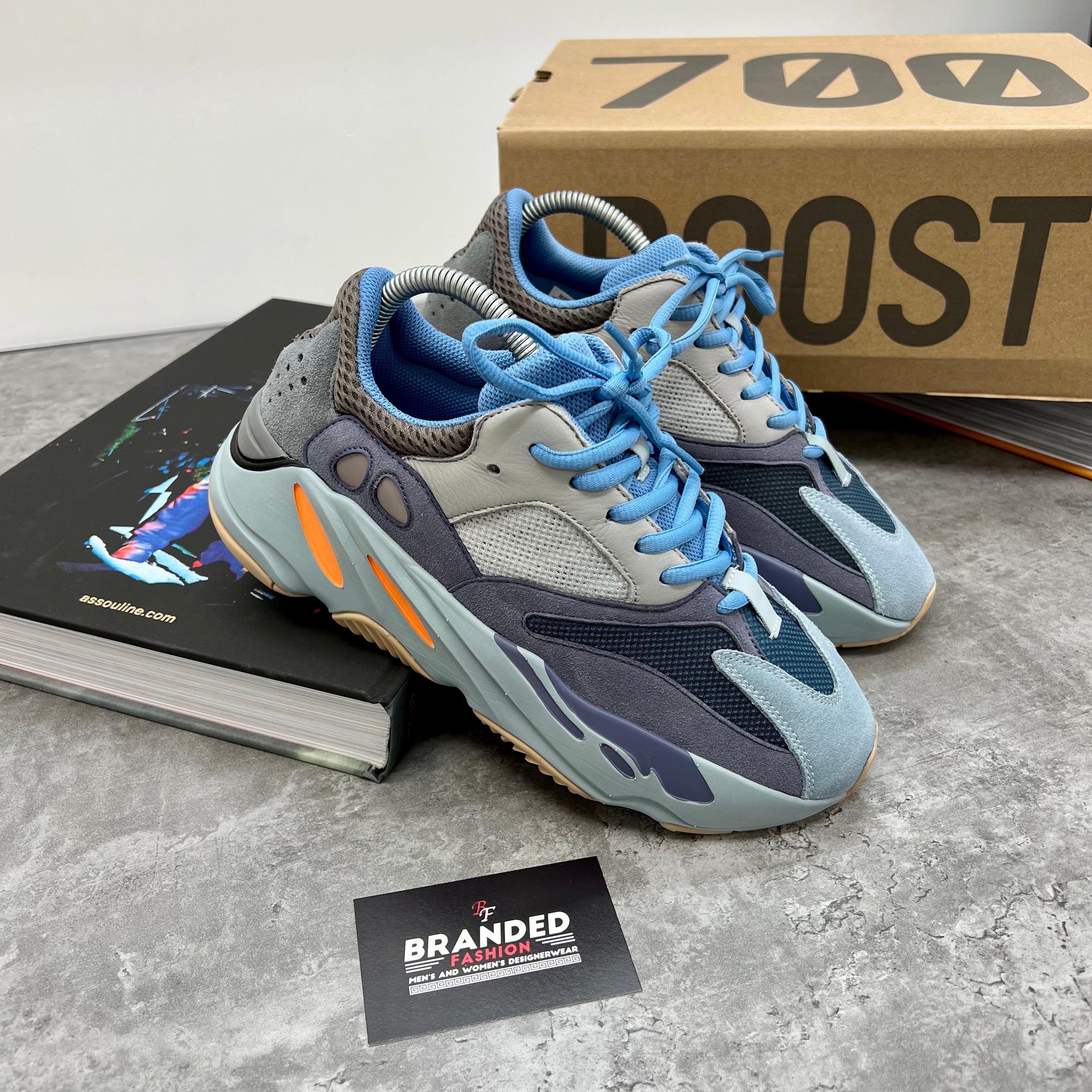 YZY 700 TRAINER - CARBLU (PRE-ORDER)