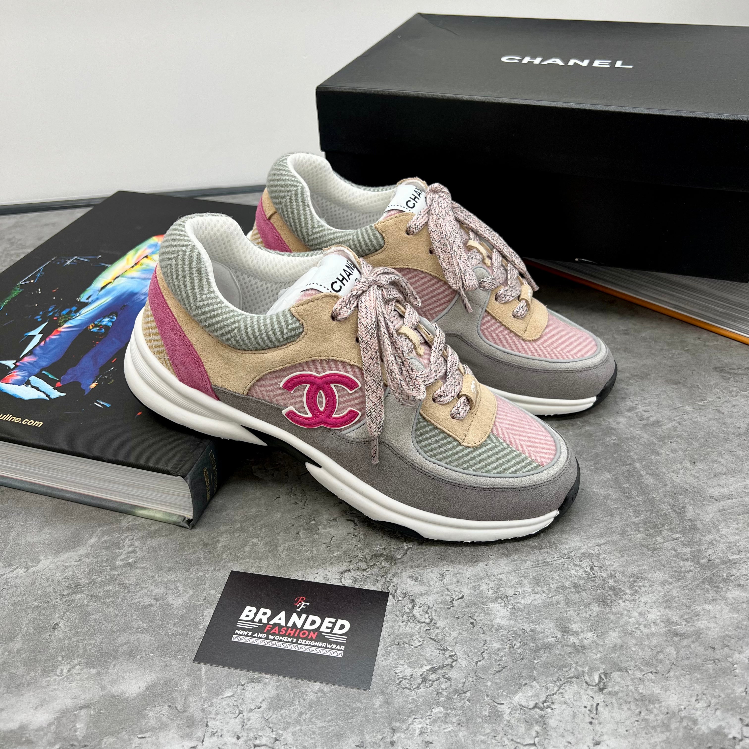 (PRE-ORDER) CHANEL LOGO WOMENS TRAINER - GREY/PINK